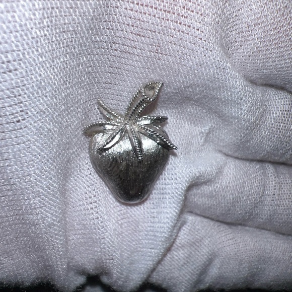 Vintage Miniature 1" Trifari Brushed Silver Plated Strawberry Pin Brooch - Picture 2 of 16